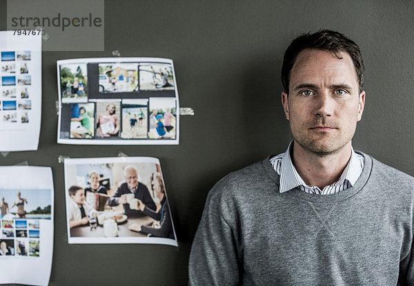 Porträt eines seriösen Geschäftsmannes an der Wand im Büro