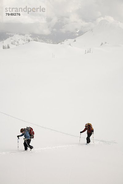 Skisport  unbewohnte  entlegene Gegend  2  Ski  Klettern  Hang