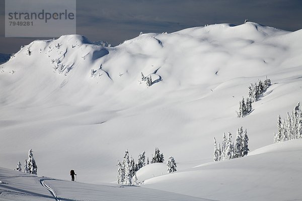 Berg  Skifahrer  Silhouette  Hintergrund  groß  großes  großer  große  großen  unbewohnte  entlegene Gegend