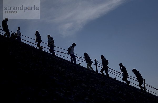 pyramidenförmig  Pyramide  Pyramiden  Stufe  Mensch  Menschen  Ausgrabungsstätte  Mexiko  Klettern  Pyramide  Sonne  Teotihuacan