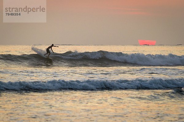 Mann  Ozean  Wellenreiten  surfen