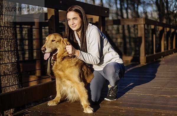 Frau  kniend  rennen  Hund  jung