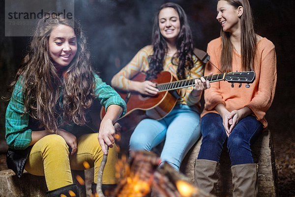 Lagerfeuer Frau Spiel Musik jung Klassisches Konzert Klassik