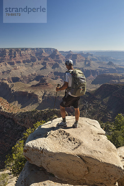 Felsbrocken  stehend  Mann  sehen  Landschaft  Wüste  Ansicht  Sonnenaufgang  Schlucht