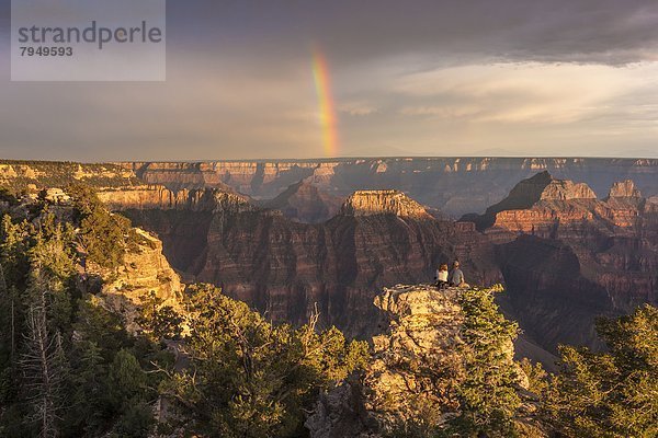 sitzend  sehen  Landschaft  Ehrfurcht  Schlucht  Regenbogen