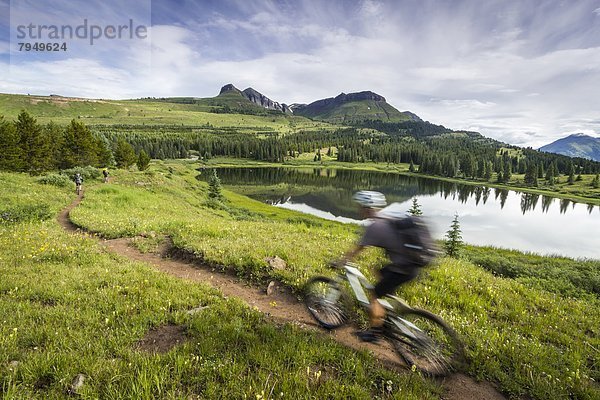Landschaftlich schön  landschaftlich reizvoll  Berg  Bewegungsunschärfe  fahren  grün  See  Hintergrund