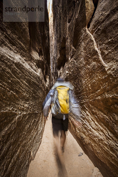 Rucksack  Mann  gehen  Rucksackurlaub  Kleidung  Schlucht  schmal