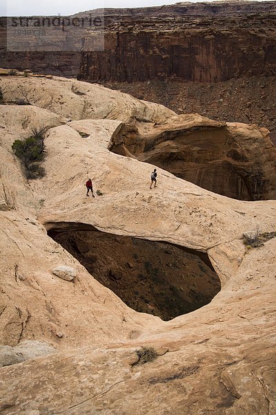 Felsbrocken  Landschaft  Mensch  zwei Personen  Menschen  Brücke  wandern  2