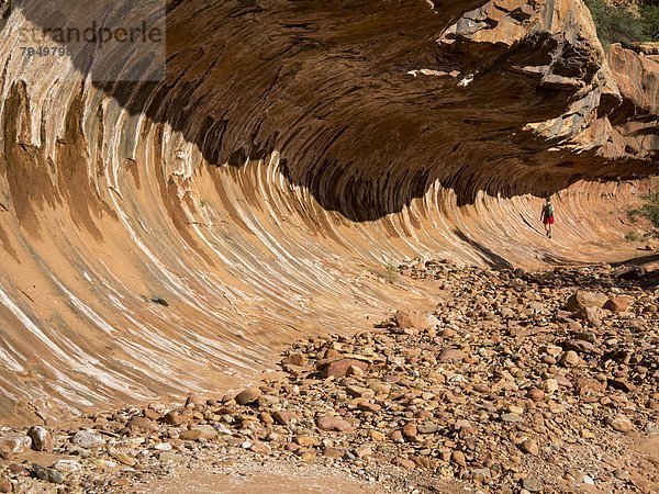 Felsbrocken  Mann  unterhalb  Anordnung  wandern  mögen  Wasserwelle  Welle