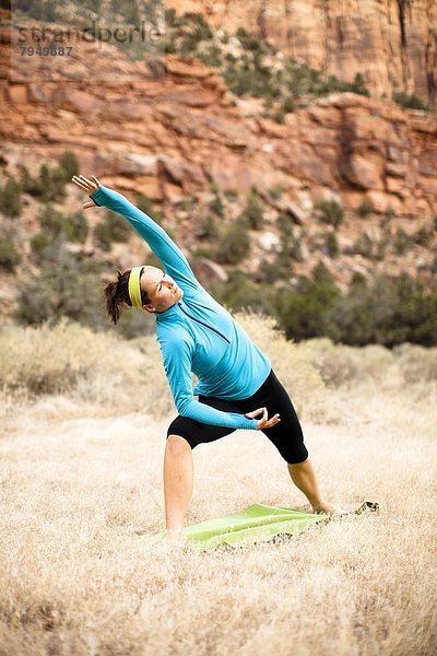 Frau  üben  Anordnung  jung  Yoga  Entdeckung  unterhalb  Seitenansicht  Wachmann  Winkel  Pose  Utah