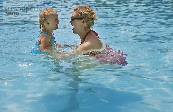 klein Schwimmbad Mädchen Mutter - Mensch spielen