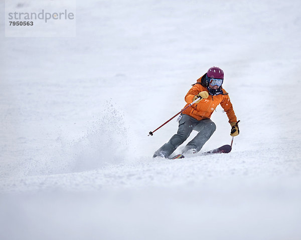 Geschwindigkeit  Skifahrer  lächeln  folgen  Skisport  gepflegt