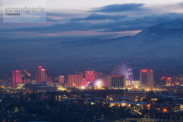 Skyline  Skylines  beleuchtet  bedecken  Wolke  Himmel  Hintergrund  Nevada  Abenddämmerung  Reno  Schnee