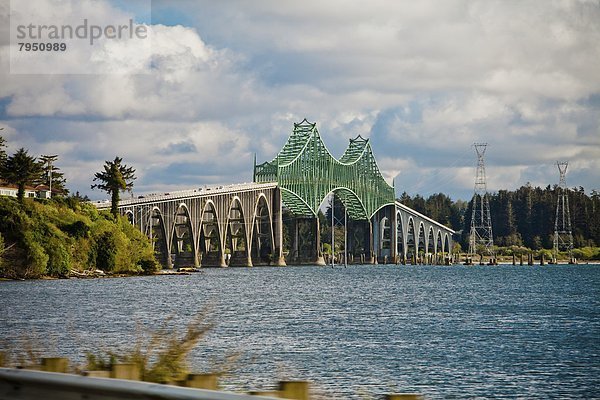 Denkmal  nahe  Mündung  Gewässer  Stadt  Brücke  Fluss  Kreuzform  Kreuz  Kreuze  Bucht  Oregon