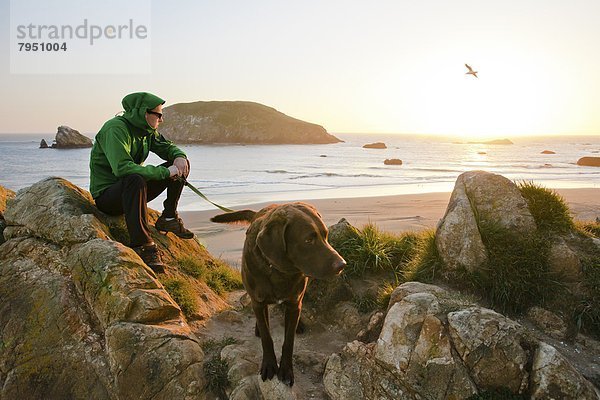 Felsen  Strand  Sonnenuntergang  Hund  Inhaber  Sonnenaufgang  Schiffswache