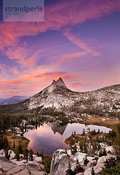 Sonnenuntergang  See  Spiegelung  Kathedrale  Yosemite Nationalpark  Kalifornien