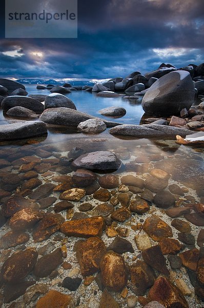 Felsbrocken  Farbaufnahme  Farbe  Sonnenuntergang  über  Sturm  See  Lake Tahoe  Kalifornien