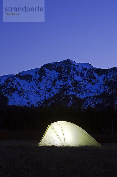 beleuchtet  See  Zelt  Kalifornien  unterhalb  Berg  Abenddämmerung