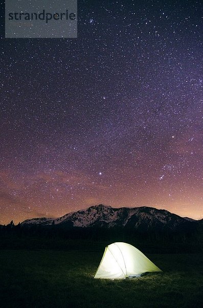 beleuchtet  sternförmig  Nacht  Himmel  See  Zelt  Kalifornien  unterhalb  Berg