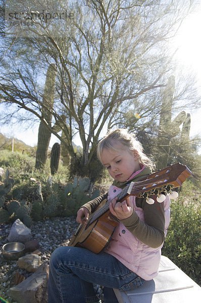 Außenaufnahme  Wüste  üben  Campingplatz  Gitarre  Arizona  jung  Mädchen  Tucson