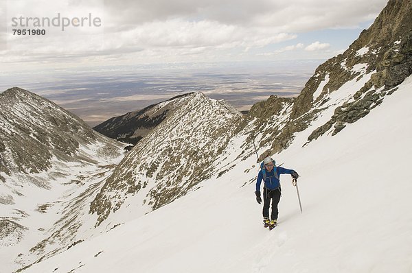 Mann  über  Wald  See  klettern  Colorado  Como