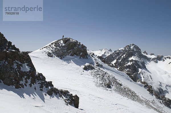 stehend  Mann  Berggipfel  Gipfel  Spitze  Spitzen  Schnee  Wald  Colorado  Silverton