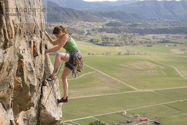 Felsbrocken  Frau  über  Feld  klettern  Colorado  Durango