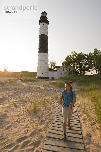 Frau  Nostalgie  groß  großes  großer  große  großen  Leuchtturm  wandern  zeigen  Zobel  Martes zibellina  Michigan