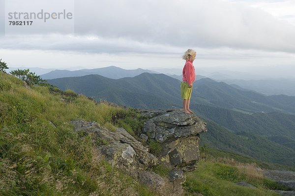 Felsbrocken  stehend  jung  Wiese  Mädchen  North Carolina