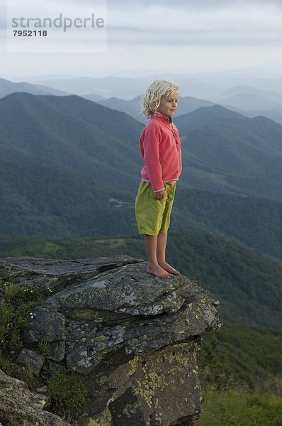 Felsbrocken  stehend  jung  Wiese  Mädchen  North Carolina