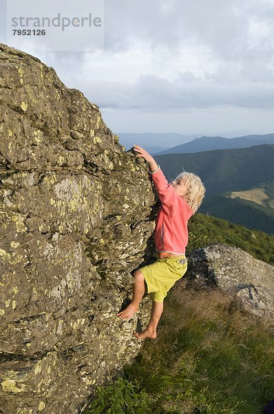 Felsbrocken  jung  Wiese  Mädchen  klettern  North Carolina