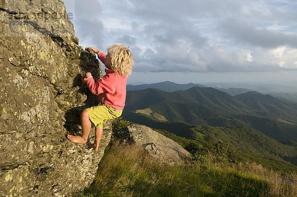 Felsbrocken  jung  Wiese  Mädchen  klettern  North Carolina