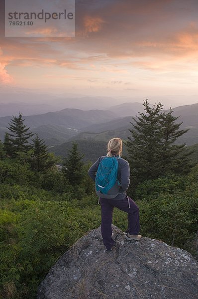 Frau  sehen  Sonnenuntergang  wandern  Wiese  North Carolina