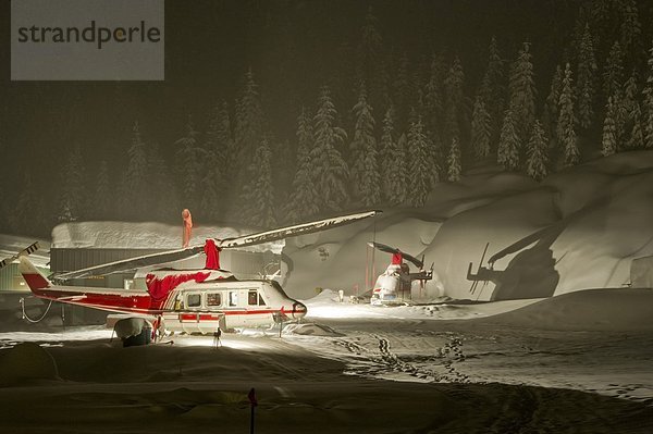 gebraucht  Nacht  Schneeflocke  parken  Hubschrauber  Heliskiing  schwer