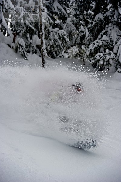 Snowboardfahrer  Gesichtspuder  unbewohnte  entlegene Gegend  tief