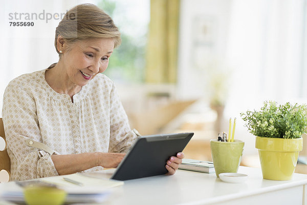 Interior  zu Hause  Senior  Senioren  benutzen  Frau  Computer  Tablet PC