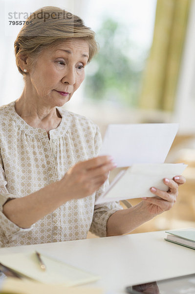 Senior Senioren Frau Brief vorlesen
