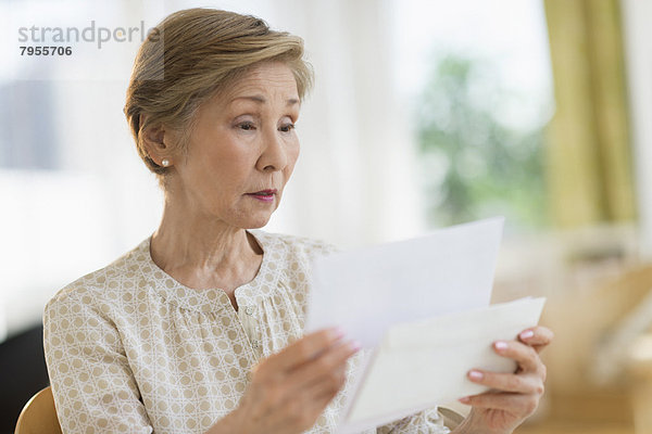 Senior Senioren Frau Brief vorlesen