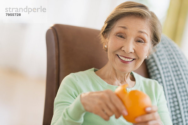 Senior Senioren Portrait Frau abbröckeln