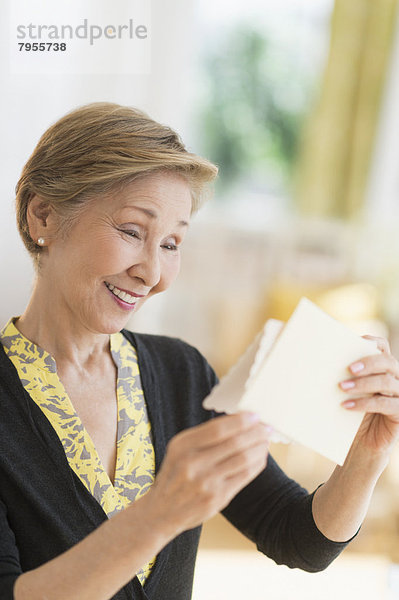 Senior  Senioren  Frau  vorlesen