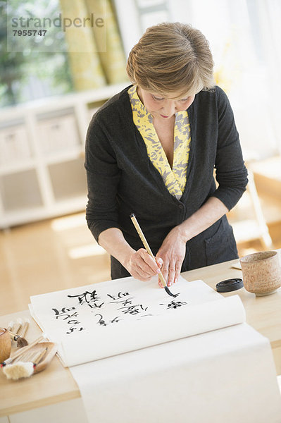 Senior  Senioren  Frau  Symbol  streichen  streicht  streichend  anstreichen  anstreichend  japanisch