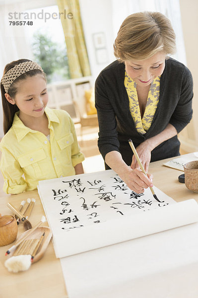 Symbol  Enkeltochter  Großmutter  streichen  streicht  streichend  anstreichen  anstreichend  5-9 Jahre  5 bis 9 Jahre  japanisch