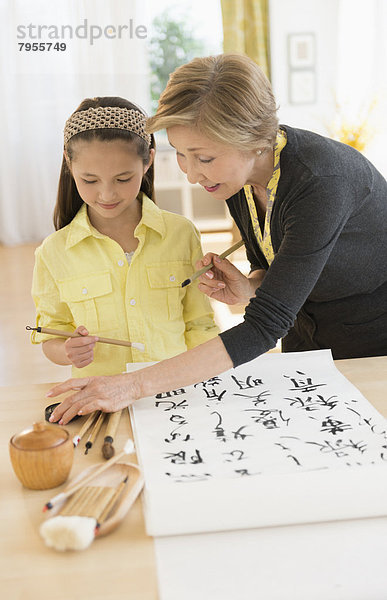 Symbol  Enkeltochter  Großmutter  streichen  streicht  streichend  anstreichen  anstreichend  5-9 Jahre  5 bis 9 Jahre  japanisch