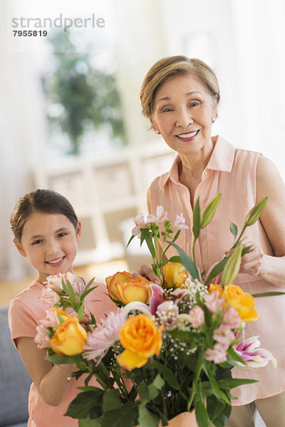 Interior  zu Hause  Blume  Enkeltochter  Großmutter  arrangieren  5-9 Jahre  5 bis 9 Jahre