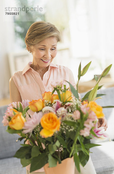 Interior  zu Hause  Senior  Senioren  Frau  Blume  arrangieren