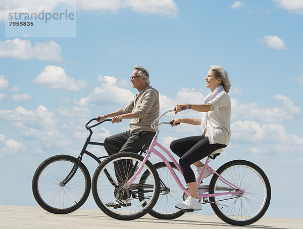 Senior  Senioren  fahren  Fahrrad  Rad