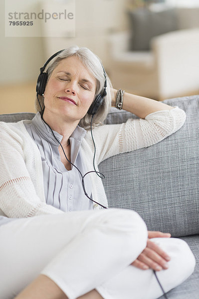 sitzend  Senior  Senioren  Frau  zuhören  Couch  Musik