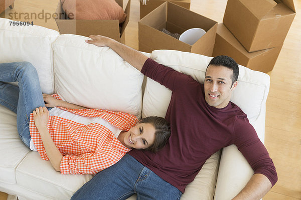 Couch ruhen Bewegung jung Eigentumswohnung neues Zuhause