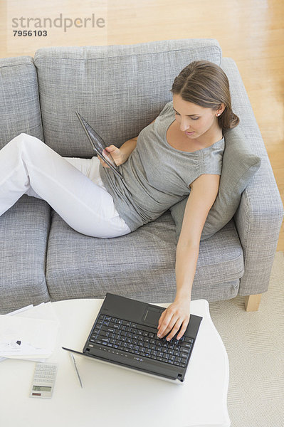 Young Frau macht home Finanzen