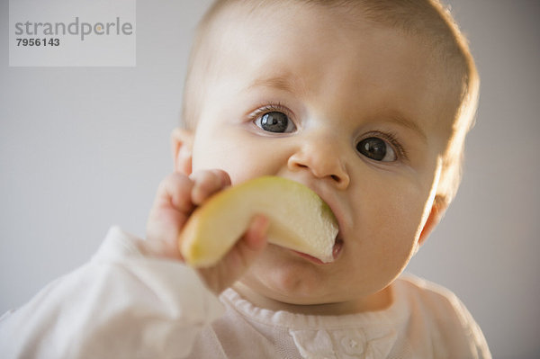 Portrait  Apfel  essen  essend  isst  Mädchen  Baby